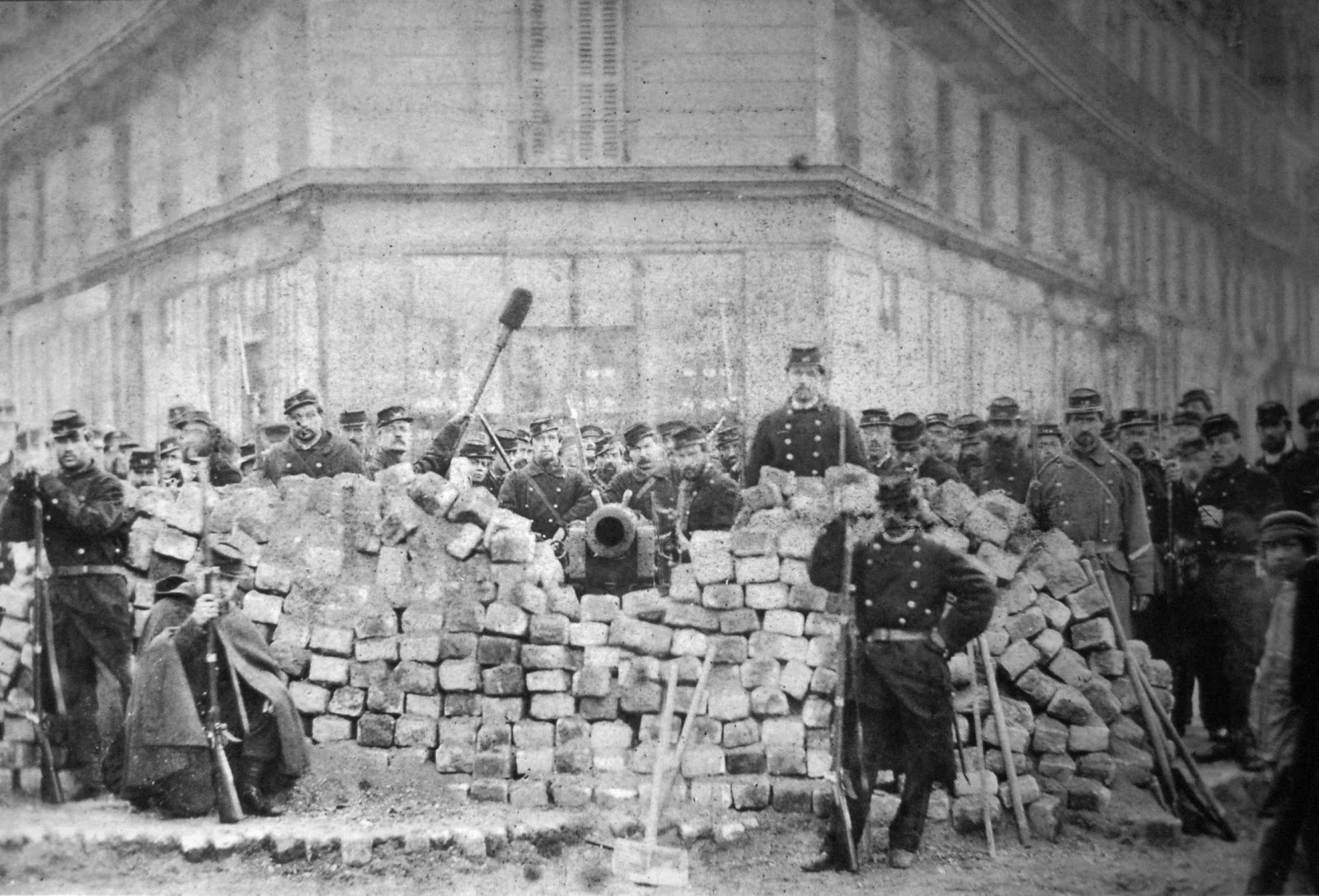 Foto de uma barricada em uma das ruas de Paris durante a Comuna que ocorreu em 1871 e contou com grande participação do movimento anarquista.