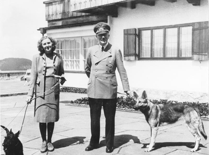 Eva Braun, Adolf Hitler e Blondi (1942)