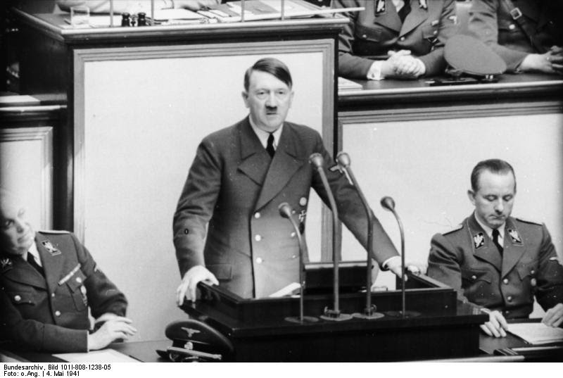 Adolf Hitler no Reichstag, Berlim (1941). Coleção: German Federal Archives