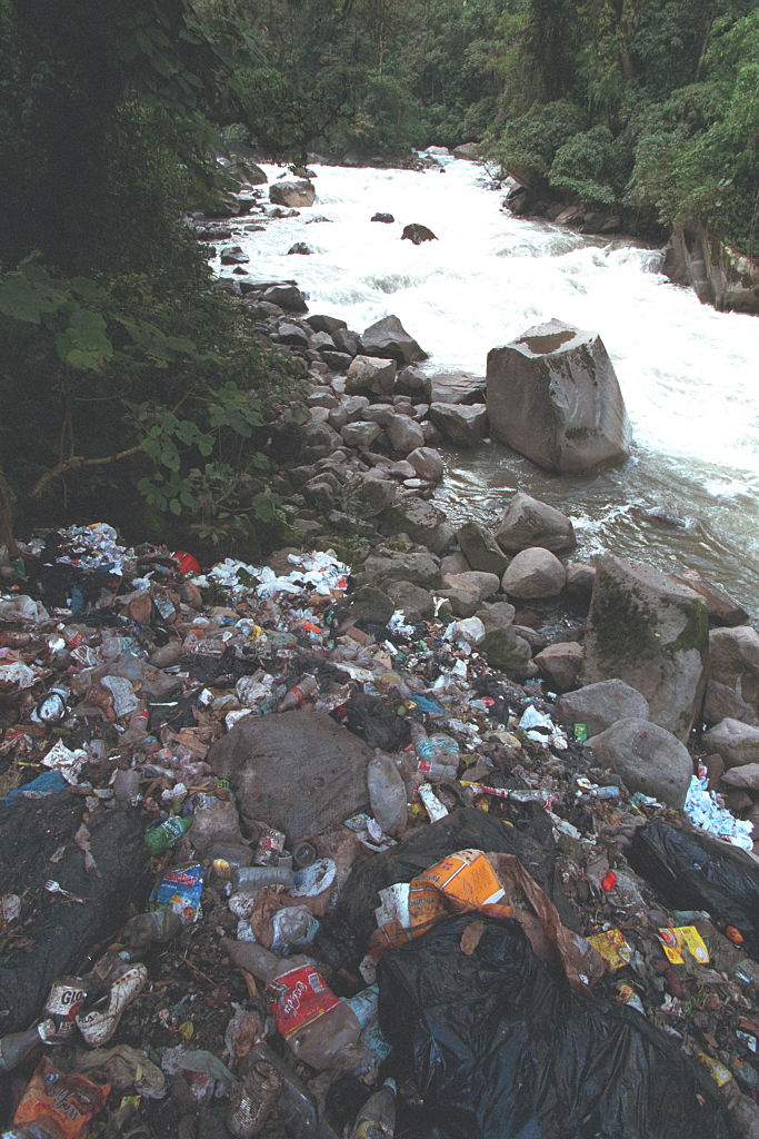 Lixo deixado no Rio Urubamba